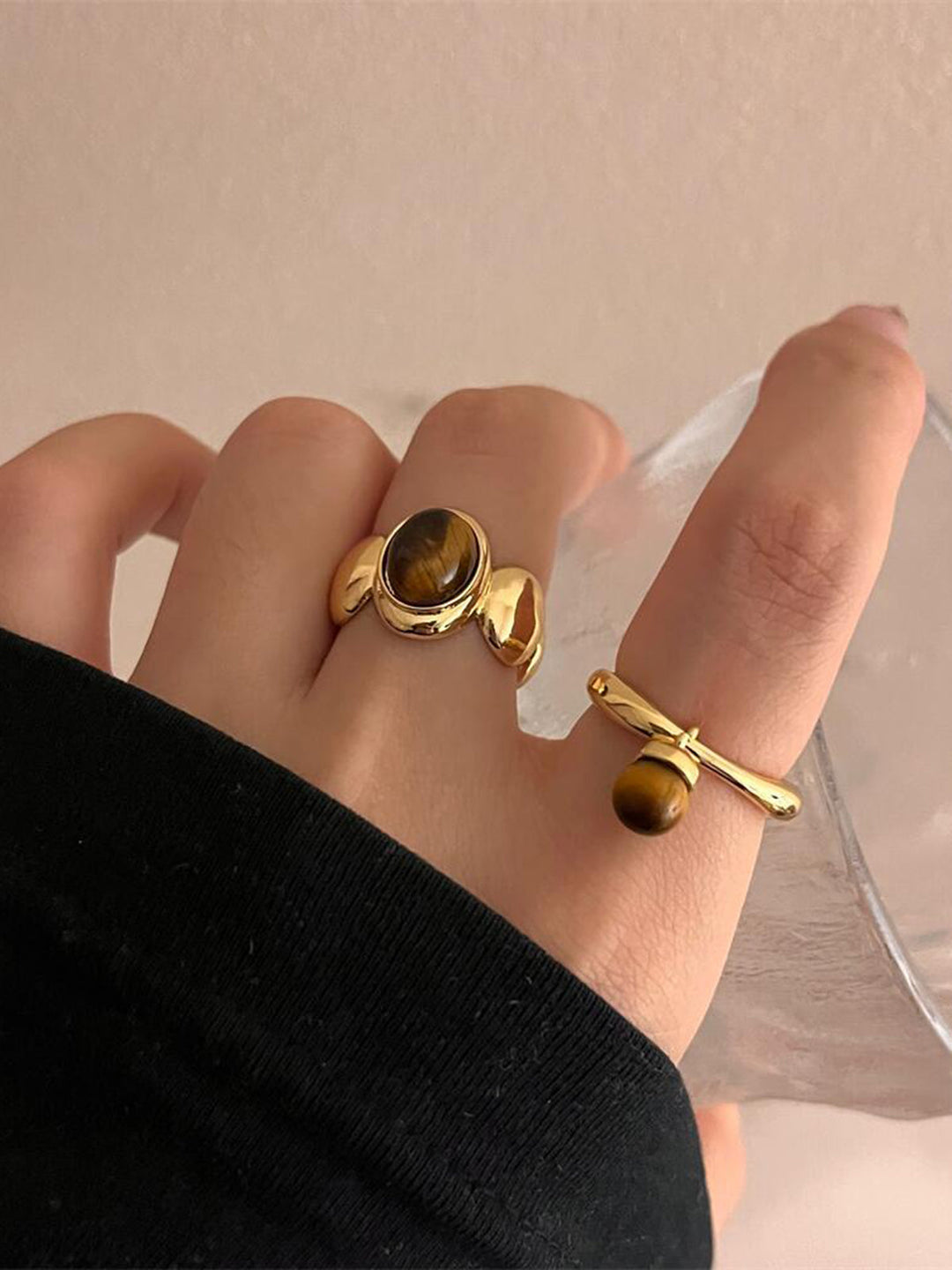 Goldfarbener Ring mit braunem Stein
