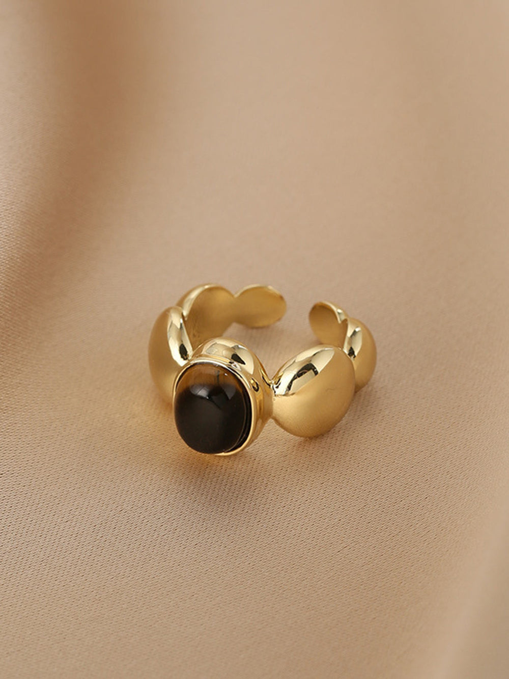 Goldfarbener Ring mit braunem Stein