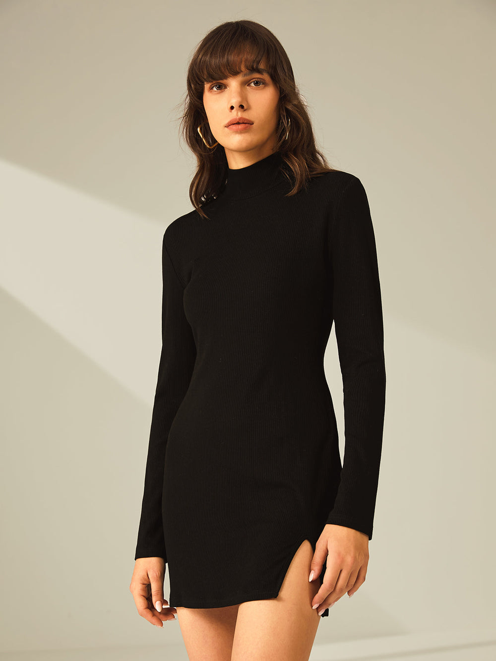 Rollkragen-Minikleid mit Schlitz und Rippeneinsätzen